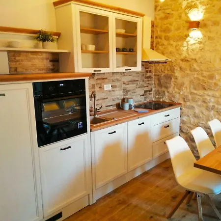 Dalmatian Stone House 투라니