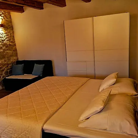 Dalmatian Stone House 투라니